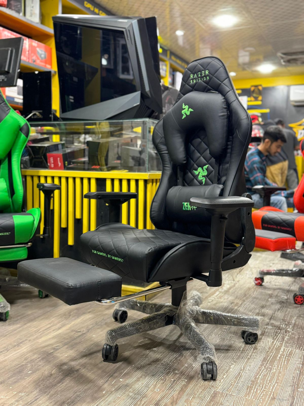 Razer Gaming Chair Reclining X shape With Footrest 180 Degree (Black) Razer Gaming Chair Reclining X shape With Footrest 180 Degree (Black)